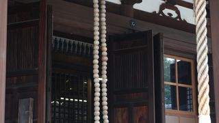 拝殿に大きな数珠が