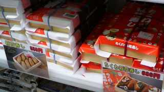 看板メニューの稲荷寿しや豊橋らしい手筒花火弁当などバラエティ豊富