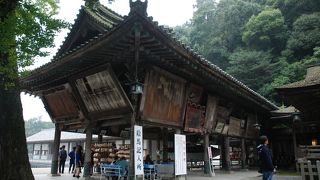 今も新しい絵馬が続々と