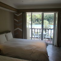 手前にもう一台ベットあります