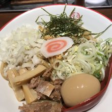 具だくさんの油そば。