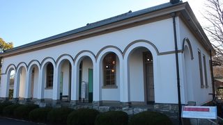 派手さのない上品な造りの建物