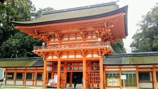 下鴨神社を代表する美しい朱色の「楼門」