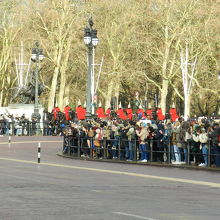 クイーンヴィクトリア記念碑前の交代式
