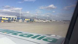 ローマ経由で小さい飛行機だからかバスで行って階段を上がって機内に乗り込みました