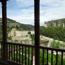 あのバルコニー越しに橋と絶壁を眺める