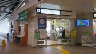 松本駅の改札そばです