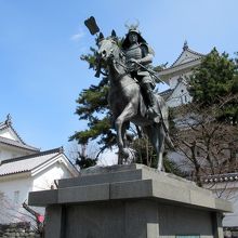大垣城をバックにした勇壮な騎馬像です