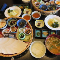 絶品の朝食。左下のお皿にアジの干物がくる。