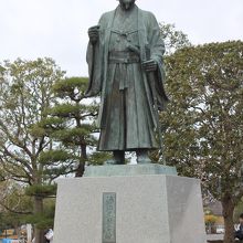 千波湖畔に立つ徳川光圀公像