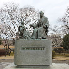 近くにある徳川斉昭公像