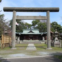 鳥居を越えると社殿の向こうに大きな鳥居がありました