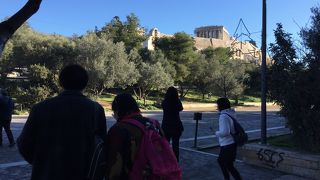 観光バスの駐車場がありアクロポリスの丘への入り口がある