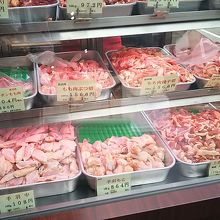 こちらは生肉ばかりのショーケースです！