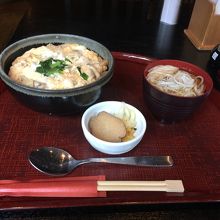 比内地鶏親子丼の小うどん・がっこ付