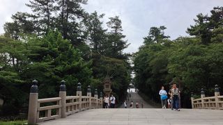 大きな木の燈籠が目印