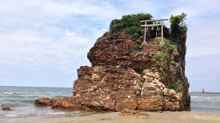 岩山の上に鳥居