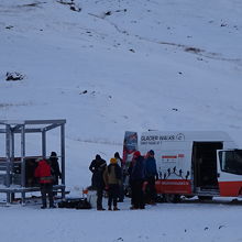 氷河を奥深く行く、ミールダルスヨークトルツアーへ行く基地です