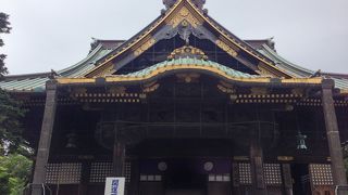 梁の彫刻が素晴らしい