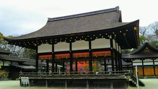 桧皮葺きの重文『下鴨神社 舞殿』