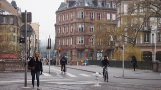 駅から歩いて来るとイル川に架かる橋
