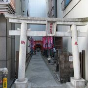 歓楽街にある小さな神社