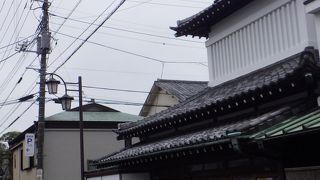 城郭風と寺院風を併せ持つ