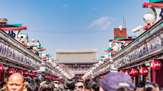 「仲見世通り」は相変わらず観光客でごった返していました。