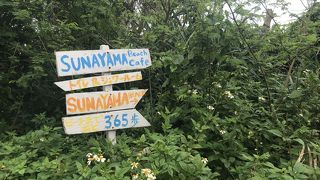 天然岩のアーチには立入禁止の柵が設置されていてガイドブックのような景色は楽しめません