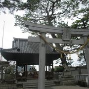 竹島に向かって建つ神社の入口