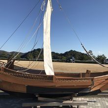 道を挟み北前船の模型が