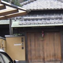 川端の表札がある