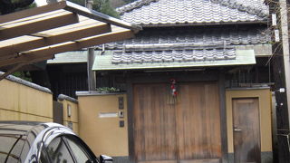 川端の表札がある