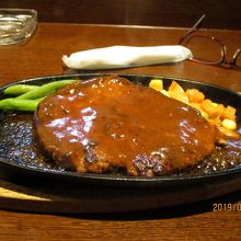 ボリューム満点180gのハンバーグ