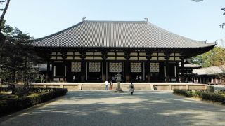 エンタシスの8本柱を持つ建物