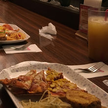 ピザの他にも料理が揃う。