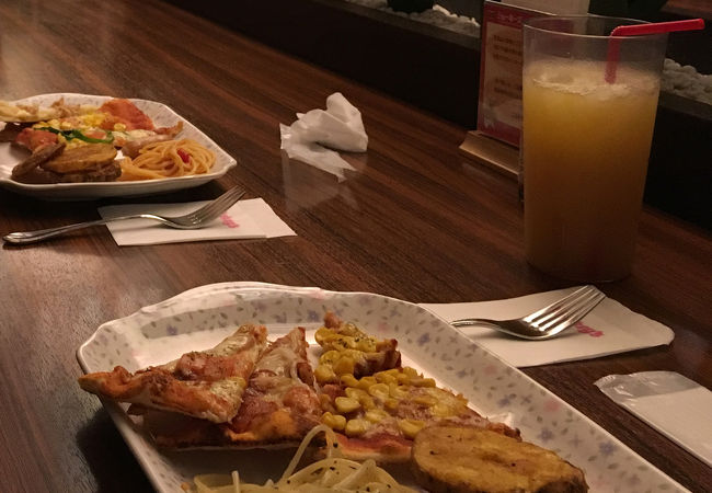 ピザだけじゃないビュッフェ。