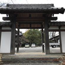 境内から墓地に行く山門