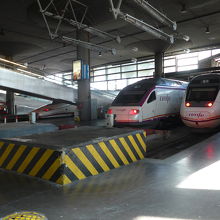 アトーチャ駅で並んだ列車