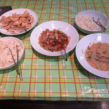 1度だけ、皿に好きなものを好きなだけ盛ることができます