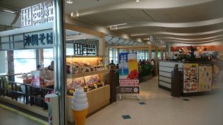 解放感ある自然光が入る店内