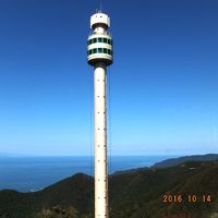 弥彦山山頂の展望塔から佐渡島も見える。ゴンドラが360度回転