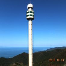 弥彦山山頂の展望塔から佐渡島も見える。ゴンドラが360度回転