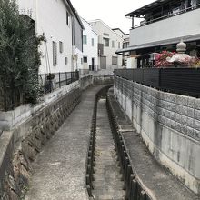 付近の住宅街の中の堀跡、現水路