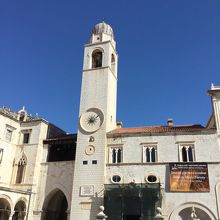 ベルタワーと小噴水