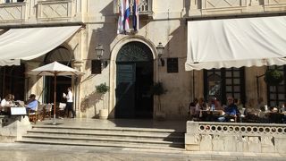 市庁舎の前はレストラン