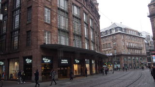 赤色砂岩の外観のデパート