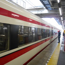 特急電車も稀に走っているが。