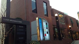 少しずつ形の違うキューブが横に繋がってるような