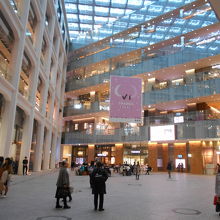 ここまで巨大なアトリウム空間は珍しい。１階からは見上げてしま